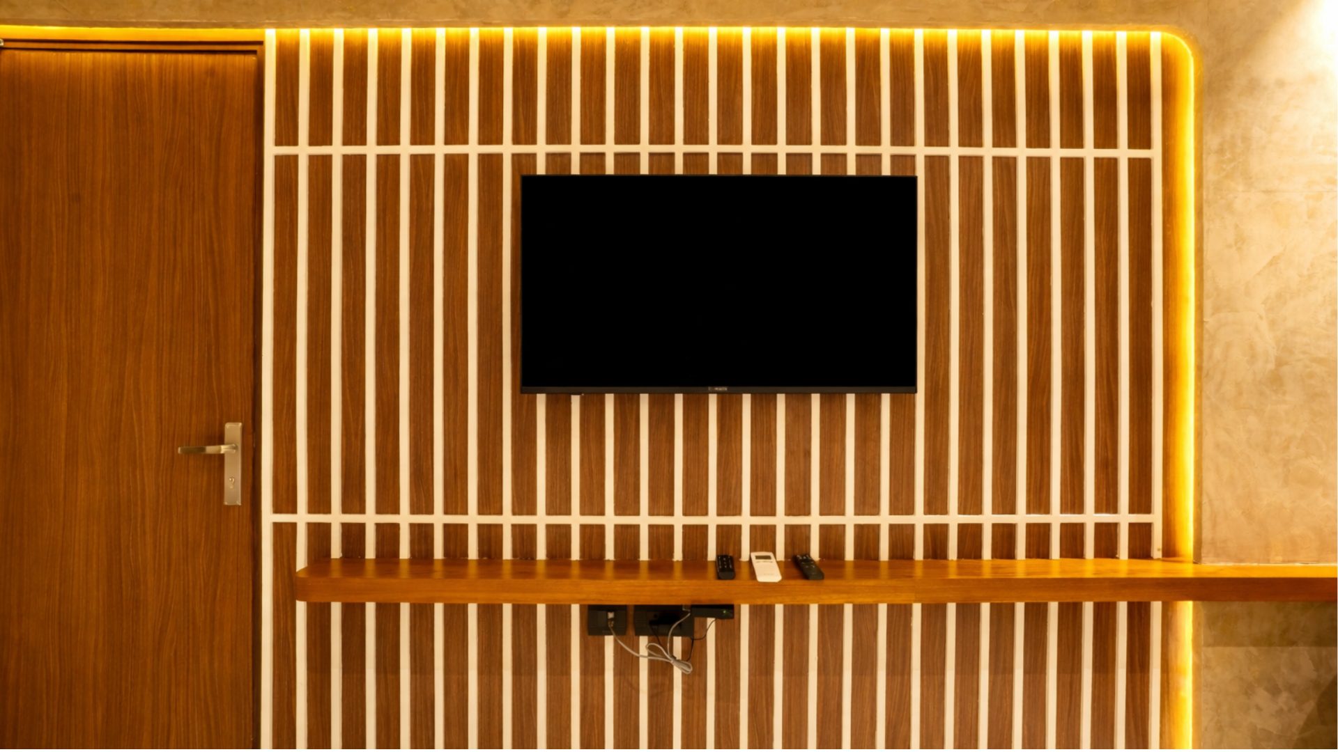 Elegant furnishing details in Crystal Palace Deluxe Room